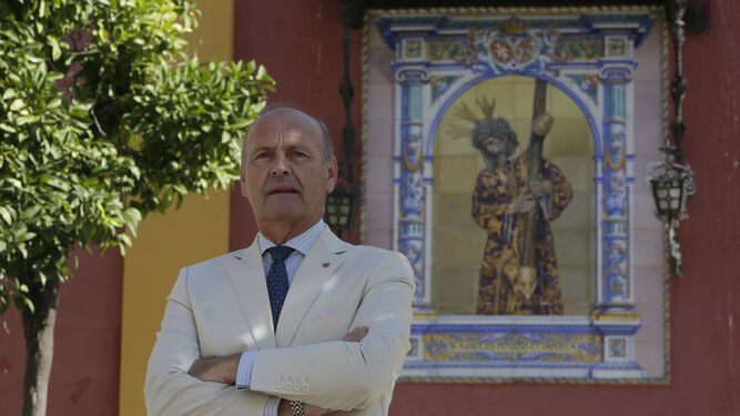 El hermano mayor electo del Gran Poder ante el azulejo del Señor de la plaza de San Lorenzo.