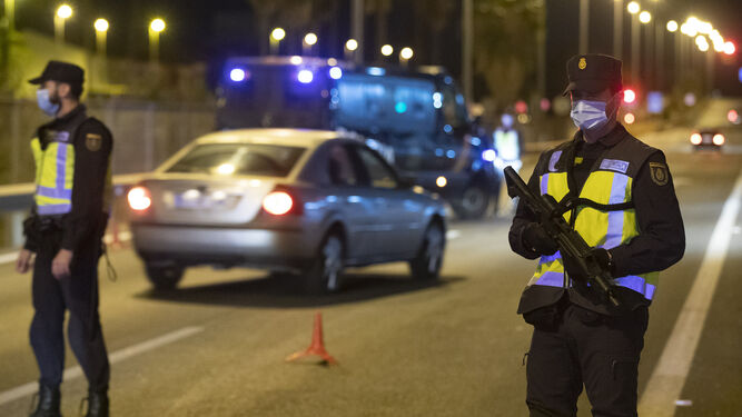 Control de la Policía Nacional en Sevilla durante el estado de alarma.