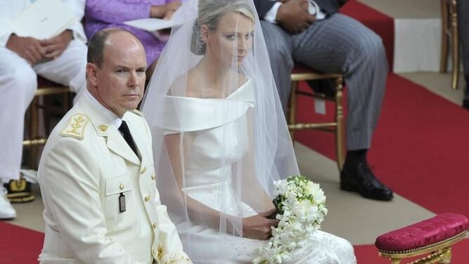 La cara afligida de Charlene, junto al príncipe Alberto, en su boda religiosa, celebrada el 2 de julio de 2011.