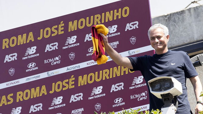 José Mourinho saluda a la afición de la Roma a su llegada a la capital italiana.