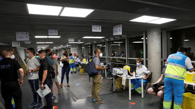 Imagen del interior del punto de vacunación masiva del Wizink Center, en Madrid.