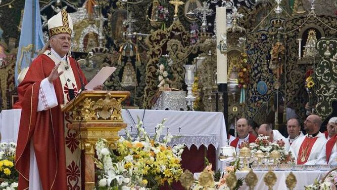 El cardenal Amigo preside una misa de Pentecostés el domingo del Rocío.