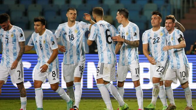 Acuña, entre los futbolistas que felicitaron a Messi tras su gol a Ecuador.