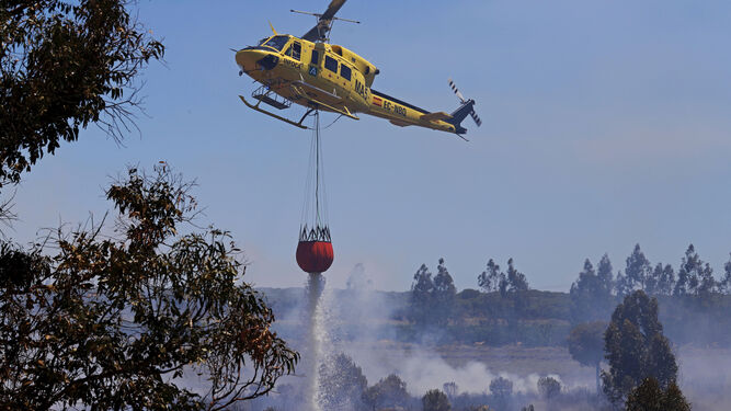 Imagen del helicóptero del Plan Infoca interviniendo en el incendio de Aljaraque