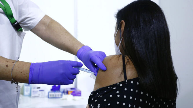 Una joven recibe una vacuna de Pfizer