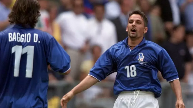 Dino Baggio, de espaldas, corre a saludar a Roberto Baggio en EEUU 94
