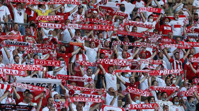 Aficionados de la sección polaca en el estadio de la Cartuja durante la disputa del partido entre España y Polonia.