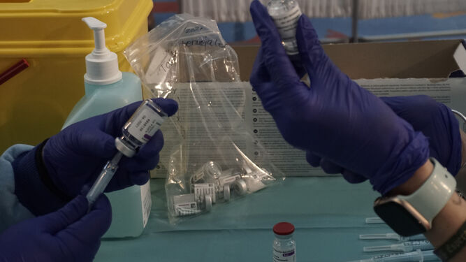 Enfermeras preparan las dosis del fármaco de AstraZeneca en un centro de vacunación de Sevilla.