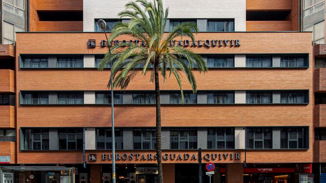 Fachada principal del hotel de República Argentina construido sobre el edificio preexistente por Grupo Insur.