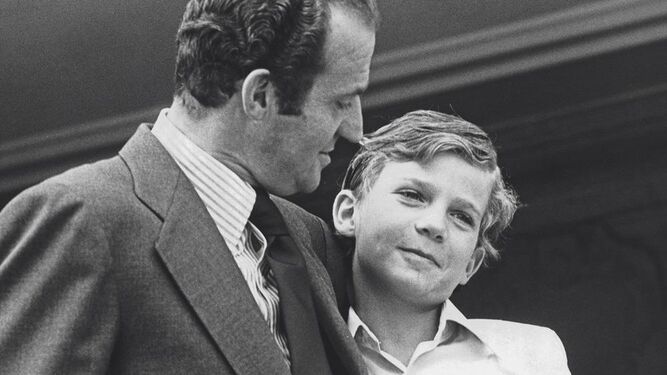 Don Juan Carlos con el príncipe Felipe de niño