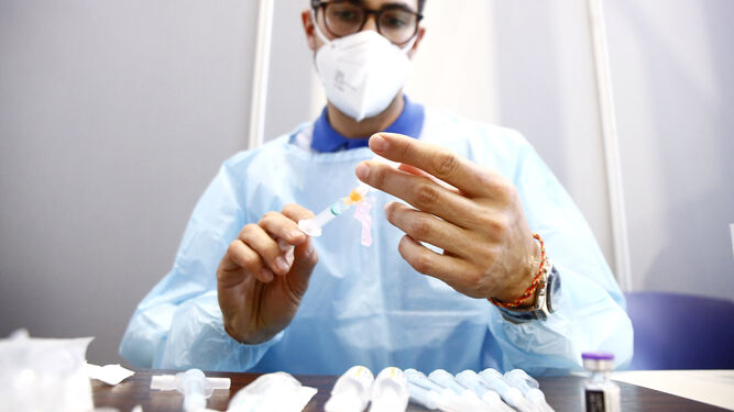 Un sanitario prepara una dosis en un centro de vacunación habilitado en Málaga
