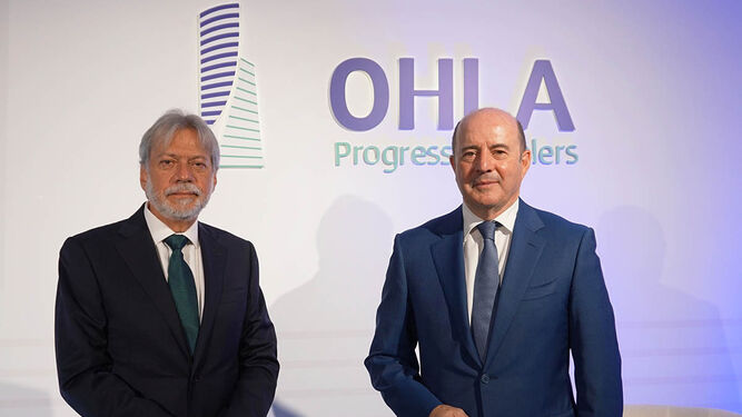 Luis Amodio, presidente de OHL, y José Antonio Fernández Gallar, consejero delegado EP, con el nuevo logo detrás.
