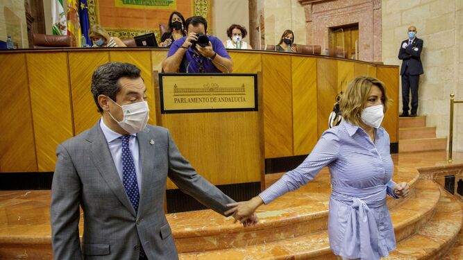 Susana Díaz se despide de Juanma Moreno, este miércoles, tras conversar en el Parlamento andaluz.