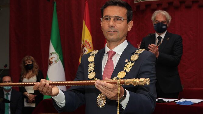 El socialista, Francisco Cuenca, con la vara de mando tras ser elegido alcalde de Granada
