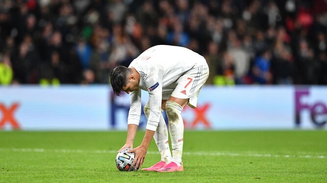 Morata coloca el balón en el punto de penalti en el lanzamiento que falló.