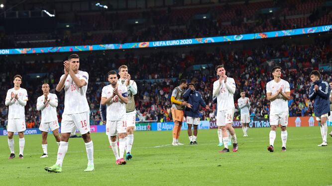 Los jugadores de la selección nacional aplauden a los aficionados españoles presentes en el estadio de Wembley tras caer en los penaltis ante Italia.