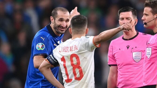 Aquí empezó Italia a ganar la tanda de penaltis a España: el vacile de Chiellini a Jordi Alba