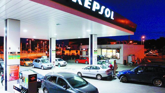 Decenas de conductores repostan en una gasolinera de Repsol en 2009.