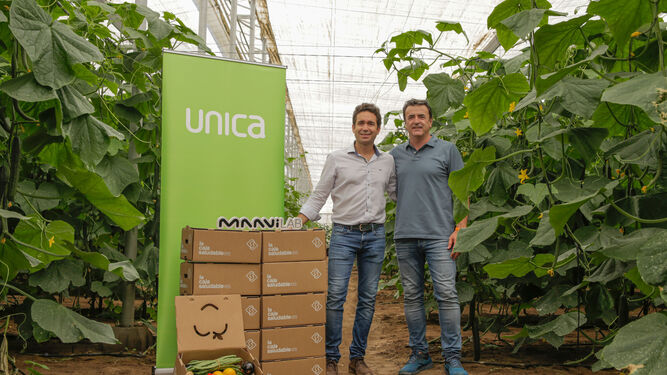 Responsables de Unica y MAAVi Innovation Center tras la firma del acuerdo.
