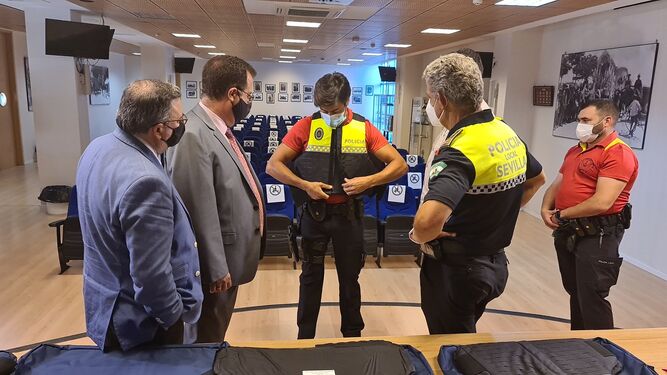 Tomar represalias congelador Duplicar El Ayuntamiento de Sevilla completa el reparto de chalecos antibalas para  sus policías locales