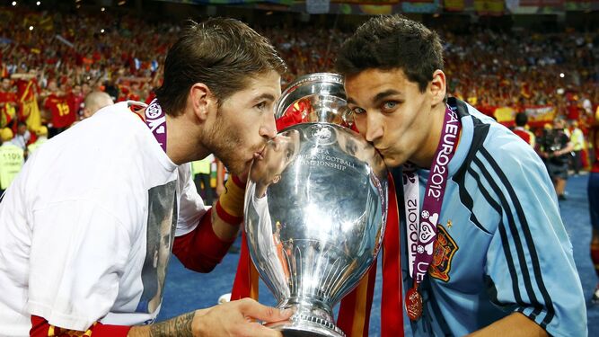 Jesús Navas besa junto a Sergio Ramos la Eurocopa que ganó España en Kiev en 2012, su último título.