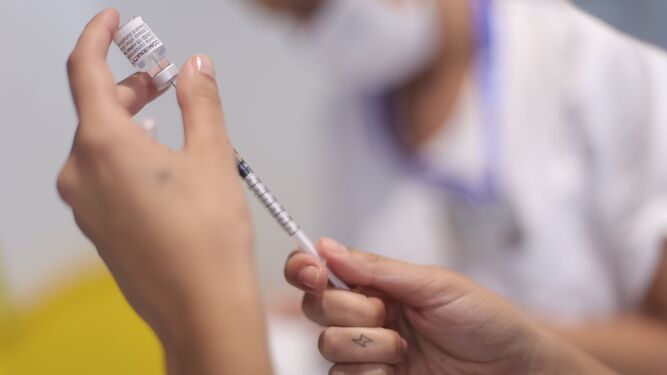 Una enfermera prepara una inyección con la vacuna contra la covid-19