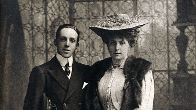 Alfonso XIII y su esposa, Victoria Eugenia tras su boda con tintes trágicos en Madrid