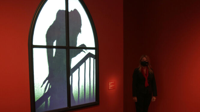 La icónica silueta del 'Nosferatu' de Murnau recibe al visitante de la exposición.