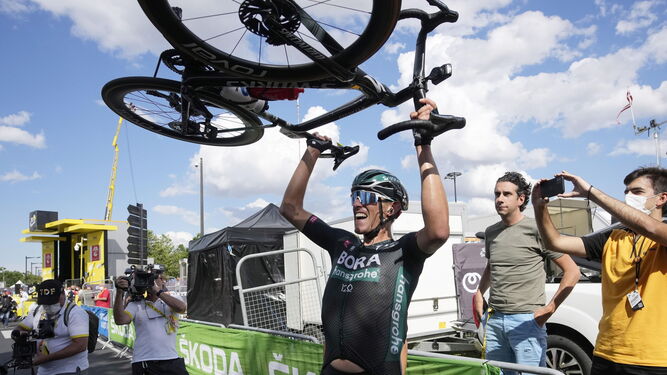 El ciclista alemán Nils Politt celebra eufórico su victoria en la duodécima etapa del Tour de Francia.