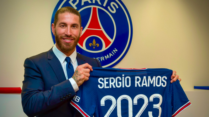 Sergio Ramos posa con su nueva camiseta, la del Paris Saint Germain.