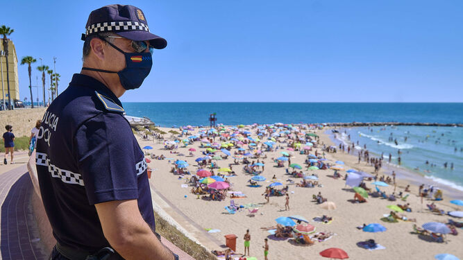 Un Policía Local de Cádiz realizando tareas de vigilancia en una playa de la ciudad