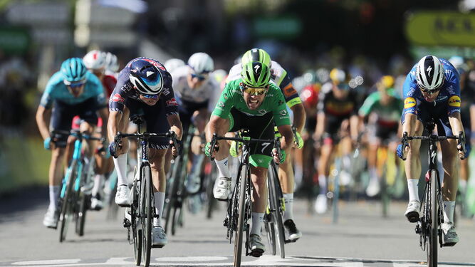 Cavendish, de verde, llega a la meta en Carcasona.