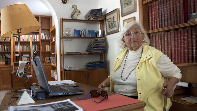 Pilar Chaves en su despacho de Marbella ante su colección del diario 'Ahora'.