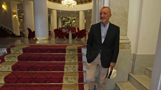 Arturo Pérez-Reverte, en el sevillano Hotel Colón.