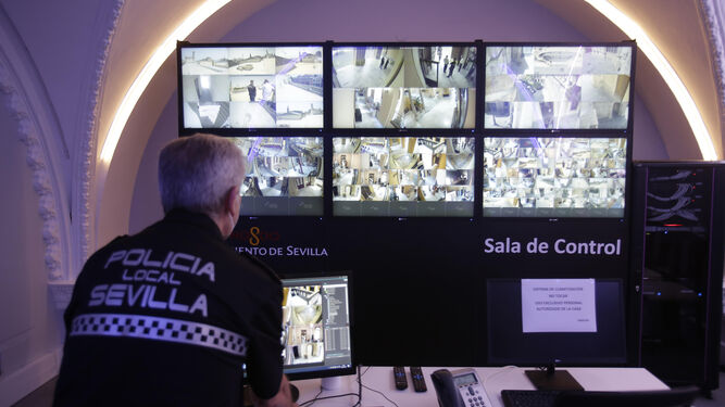 Un policía local observa las imágenes de las distintas cámaras de seguridad.