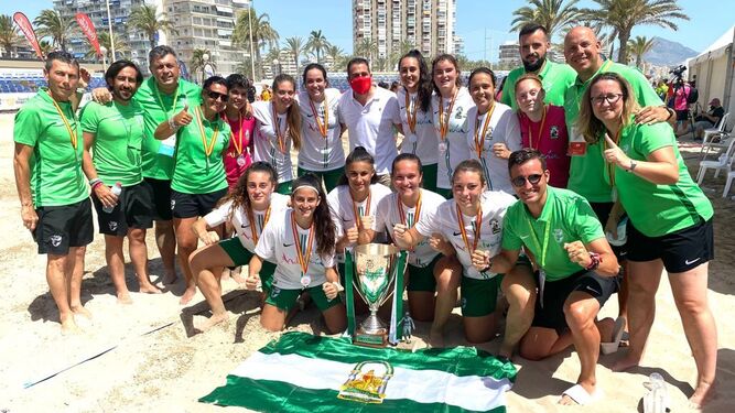 La selección sub 19 andaluza de fútbol playa, tras conquistar el Campeonato de España en Alicante.