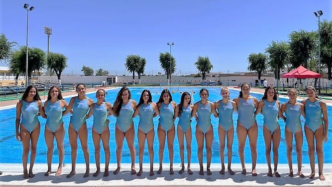 El equipo cadete femenino del CW Dos Hermanas PQS posa en Los Montecillos.