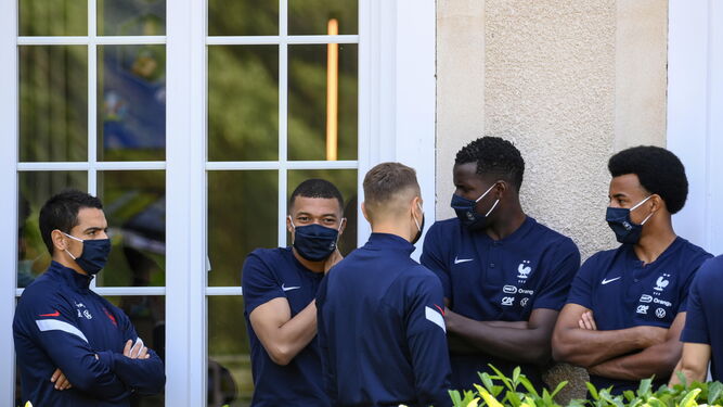 Koundé, junto a varios jugadores de la selección francesa.