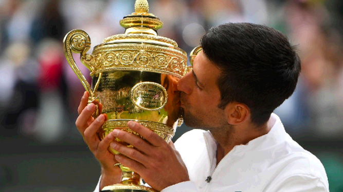 Djokovic besa la copa de campeón en Wimbledon.