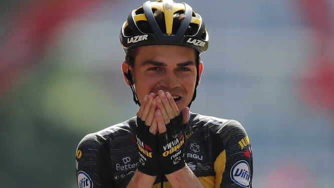 El ciclista estadounidense Sepp Kuss celebra la victoria en Andorra