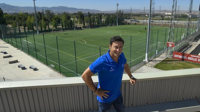 Pio Salvador, con parte de las instalaciones del nuevo Alhambra Sport Club al fondo
