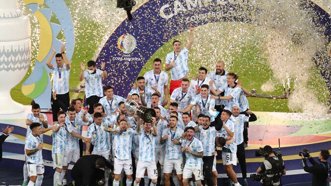Los jugadores argentinos celebran el título.