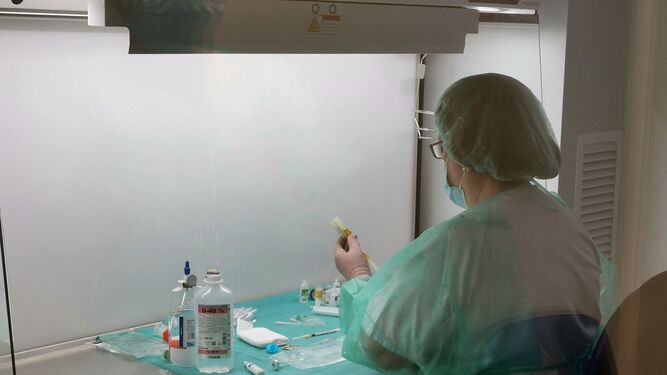 Enfermera realizando la preparación de medicamentos estériles en Sala Blanca de la Farmacia del Hospital de Valme.
