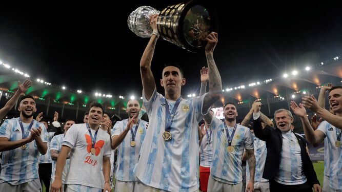 Acuña, a la derecha de Di María, que levanta la Copa América.
