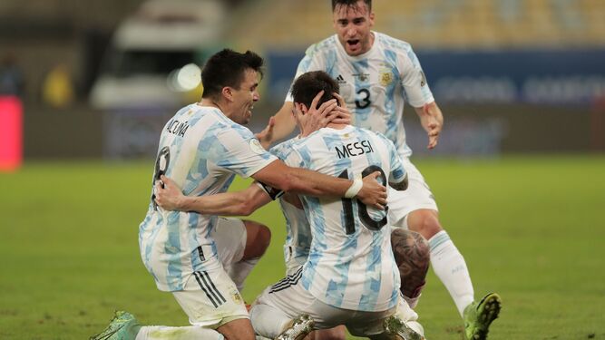 Acuña y Tagliafico se abrazan a Messi tras el pitido final en Maracaná.