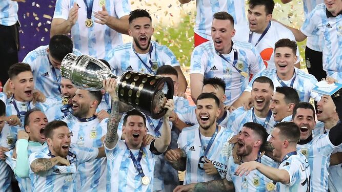 Messi levanta la Copa América con Papu a su lado y Acuña al fondo a la derecha.