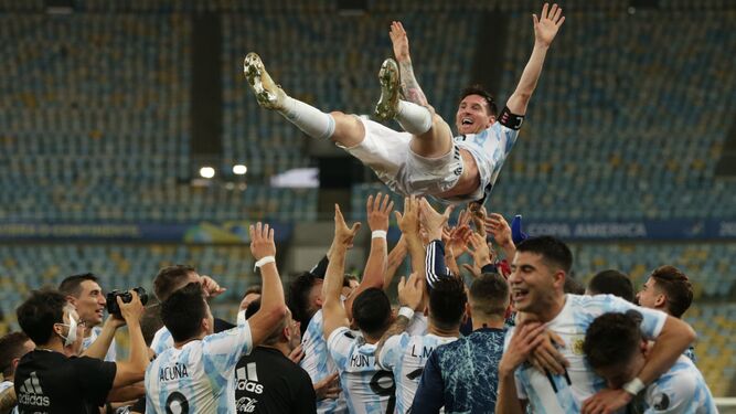 Los futbolistas de Argentina mantean a Messi, que por fin ganó un título para su país.