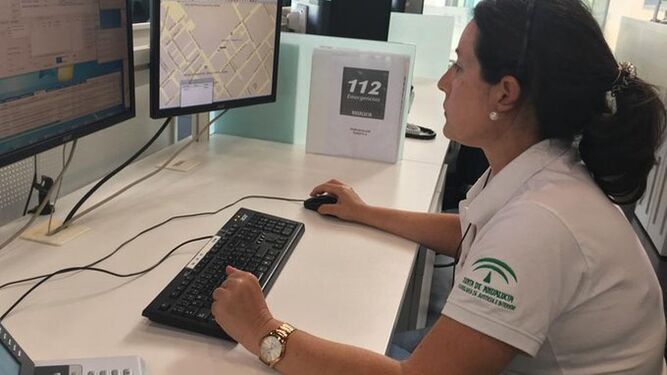 Una trabajadora del servicio emergencias del 112 Andalucía