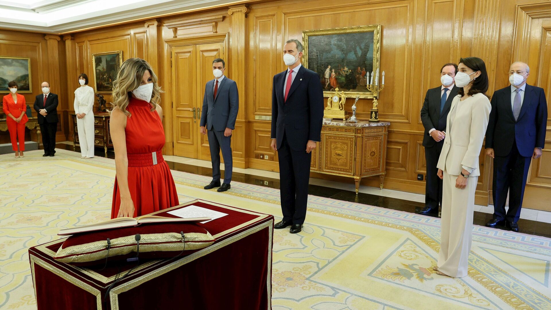 - La nueva vicepresidenta segunda y ministra de Trabajo, Yolanda D&iacute;az, promete su cargo ante el Rey Felipe VI