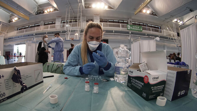 Una enfermera prepara los viales de la vacuna de Astrazeneca en un punto de vacunación de la capital.